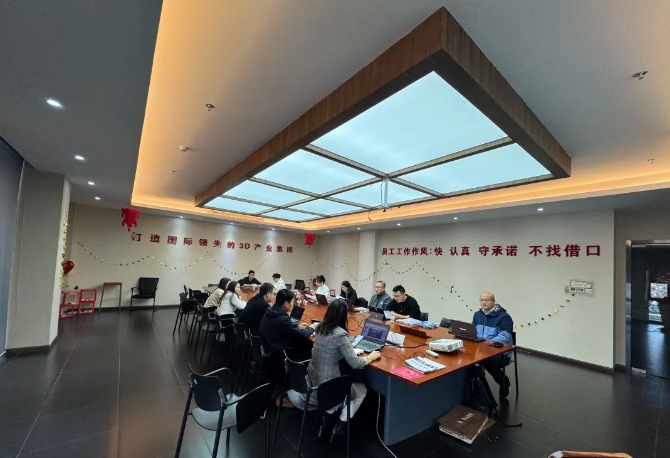 為深入貫徹中共中央、國(guó)務(wù)院印發(fā)的《國(guó)家標(biāo)準(zhǔn)化發(fā)展綱要》，落實(shí)加快數(shù)字化發(fā)展、建設(shè)數(shù)字中國(guó)的戰(zhàn)略部署，和《上海市全面推進(jìn)城市數(shù)字化轉(zhuǎn)型“十四五”規(guī)劃》，推進(jìn)上海城市數(shù)字化轉(zhuǎn)型標(biāo)準(zhǔn)化建設(shè)，數(shù)造科技積極響應(yīng)這一號(hào)召，成為上海市浦東新區(qū)第一批試點(diǎn)數(shù)字化改造企業(yè)之一，并順利通過(guò)驗(yàn)收。  圖片  圖片  圖片  圖片  圖為上海市城市數(shù)字化轉(zhuǎn)型工作領(lǐng)導(dǎo)小組部分領(lǐng)導(dǎo)和南匯工業(yè)園區(qū)領(lǐng)導(dǎo)、上海數(shù)造領(lǐng)導(dǎo)班子成員參加數(shù)字化改造驗(yàn)收答辯  圖片  參觀上海數(shù)造大廳的數(shù)字化制造“黑湖小工單”生產(chǎn)工序看板  數(shù)造科技自成立之初，創(chuàng)始人趙毅博士就以“數(shù)造”為企業(yè)命名，蘊(yùn)含數(shù)字化制造和變革的深遠(yuǎn)意義，與此時(shí)政府推進(jìn)聚焦制造業(yè)與數(shù)字化改造深度融合。未來(lái)，數(shù)造科技將不斷提升公司智能化、數(shù)字化、信息化改造力度，全面提升公司綜合管理和運(yùn)營(yíng)水平，著力實(shí)現(xiàn)智能制造高質(zhì)量發(fā)展。